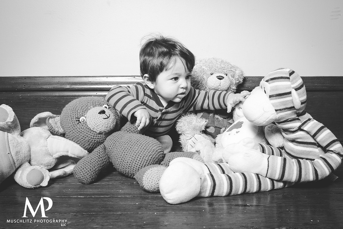 6-month-old-portraits-cute-baby-boy-copumbus-ohio-home-portrait-session