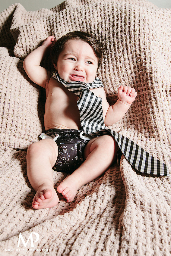 6-month-old-portraits-cute-baby-boy-copumbus-ohio-home-portrait-session