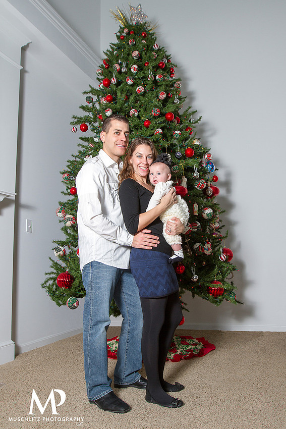 Christmas-tree-family-holiday-portraits-at-home