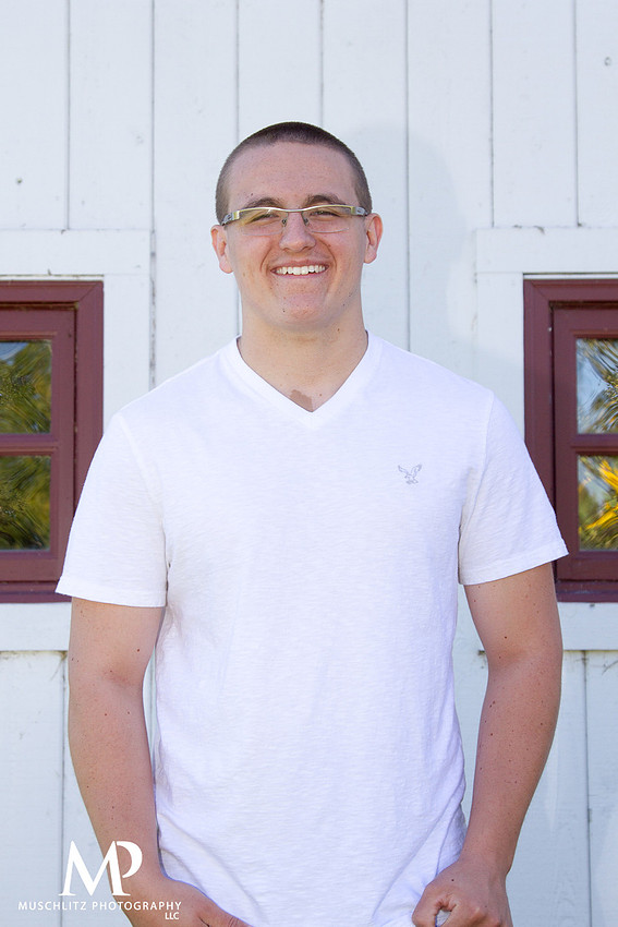 barn-senior-portrait-002