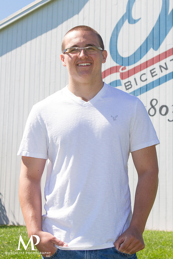 barn-senior-portrait-003