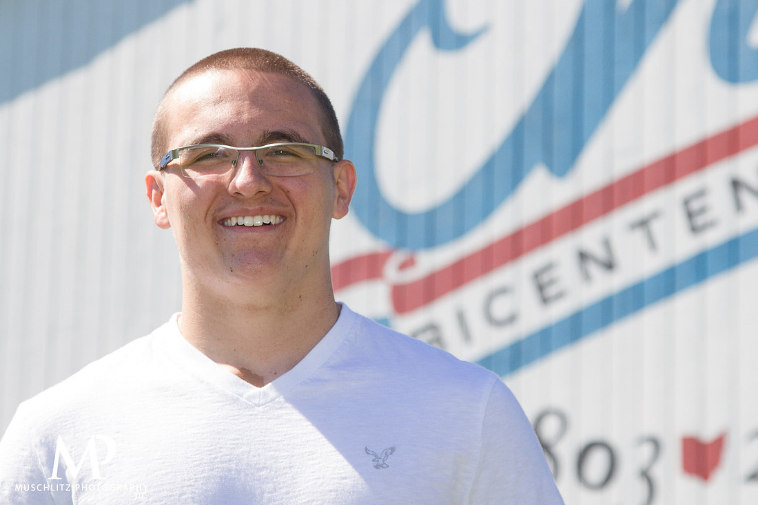 bicentennial-barn-senior-portrait