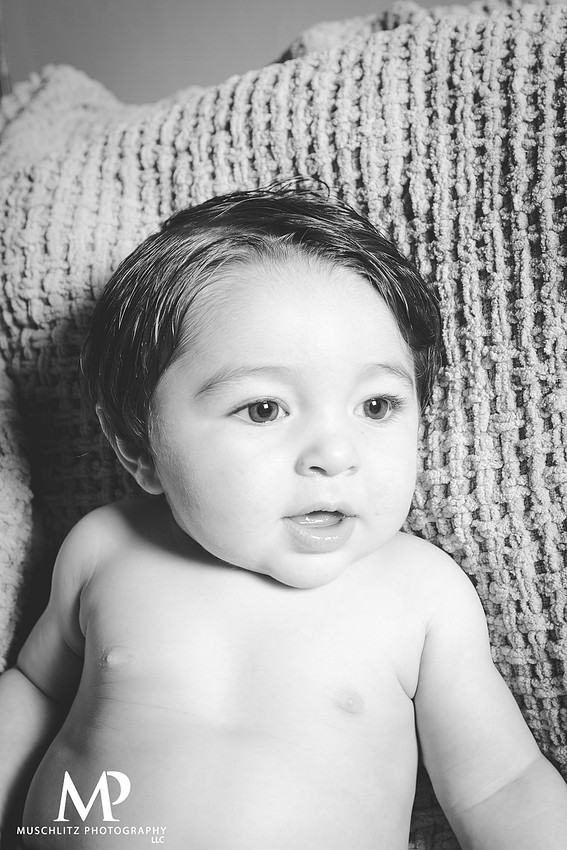 6-month-old-portraits-cute-baby-boy-copumbus-ohio-home-portrait-session