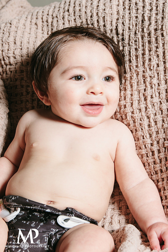 6-month-old-portraits-cute-baby-boy-copumbus-ohio-home-portrait-session